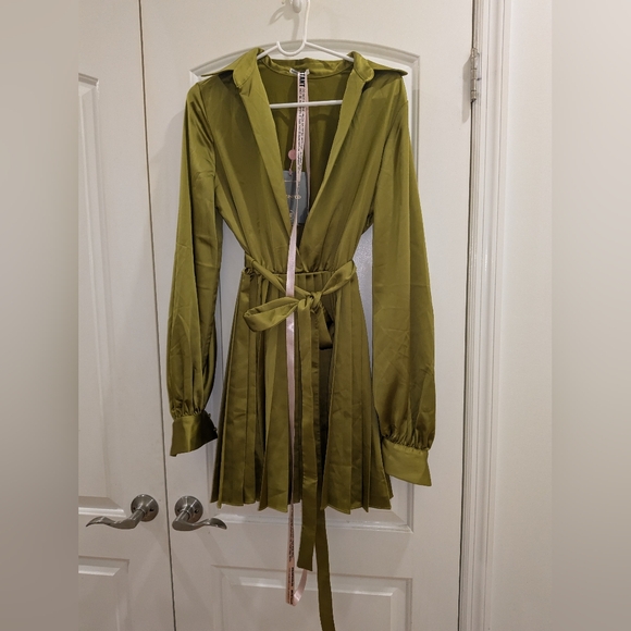 15. NWT HOUSE OF CB ALLEGRA CHARTREUSE PLEATED SHIRT DRESS - Picture 11 of 14